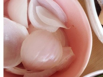 step7: 換掉煲內的水，把洋蔥汆水，同樣不用煮至全熟，水煮沸關火；
並放入冰水中切開，剝成塊狀備用。