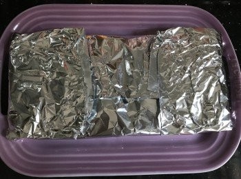 step5: 豬肋骨放在鍚紙上，包好，封口向上，放雪櫃三小時