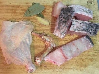 step1: 先準備<span class="group_3">高湯</span>的材料，雞腿去骨；海鱸魚去骨；薑片和月桂葉洗淨。（如果買到的魚是沒有骨的也沒關係，用雞骨就好）