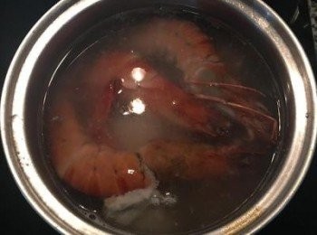 step4: 大蝦肚子橫切幾刀（不要切斷），放入<span class="group_3">高湯</span>中略煮到蝦殼變紅即可取出，不需煮到全熟，因為等一下還要與米同煮。如蝦子較小尾，就可以省略用<span class="group_3">高湯</span>煮的步驟，等一下直接排到米飯上一起煮就可以。