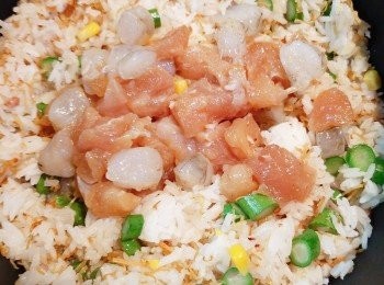 step9: 加入蝦仁粒和雞肉粒，並加入適量鹽和豉油作調味。