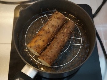 step5: 為免引致手部痕癢,  鮮淮山先蒸十分鐘, 取出去皮後洗乾淨切成件