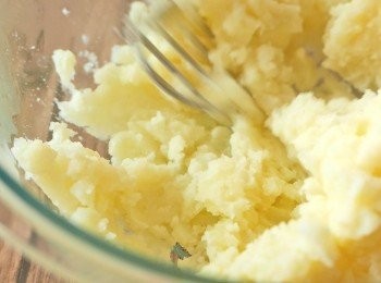 step2: 取出薯仔趁熱壓成蓉備用。