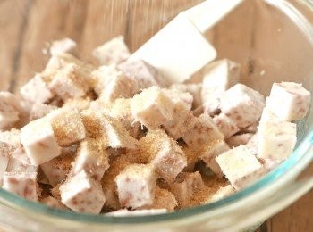 step2: 把芋頭去皮後切成1厘米大小方粒，以中大火隔水蒸芋頭15分鐘，然後趁熱加入黃糖拌勻備用。