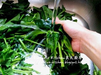 step4: 菠菜去頭切段  , 加少許鹽及加水浸過面靜待10分鐘後用水沖洗乾淨
