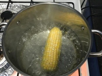 step1: 粟米先清乾淨，將原條放入鍋水煲至滾熄火放涼。粟米水需留起備用。