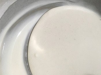 step1: <span class="group_1">糯米皮</span>的材料全部放在一個碗裡面，攪拌均勻至無顆粒狀態，是很稀的麵糊。