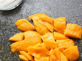 step5: 芒果切丁，再稍微剁一下，然後鋪在麵團的一邊，再捲起來。