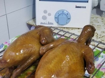 step7: 將乳鴿吊起吹 3 個鐘至乾身。（或者好似我咁放 蒸架，再用風扇吹都得)