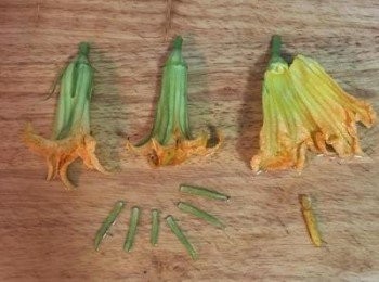 step2: 用剪刀將花從花梗的部份剪下；去掉花梗上的花托，並將花蕊除掉，接著泡水清洗。