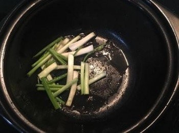 step13: 放入蔥白；