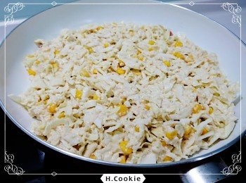 step5: 倒入拌有餡料的麵糊，壓平麵糊後蓋上蓋子，待煎到有高麗菜香及邊緣微焦後翻面（約5分鐘），再蓋上蓋子煎約3-5分鐘後起鍋