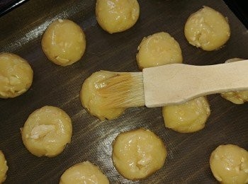 step4: 分成40份(每粒大約15至20g)搓圓輕壓在焗盤上，先掃上少許蛋黃液放入已預熱170度焗爐先焗10分鐘。