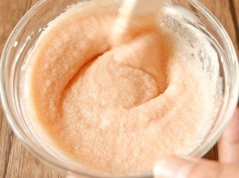 step2: 加入日式蛋黃醬和檸檬汁拌勻成明太子醬備用。