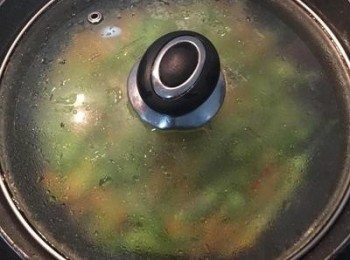 step6: 蓋鍋蓋燜一分鐘。