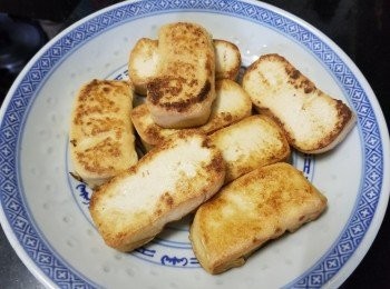 step2: 將普寧豆腐切件，再煎至金黃色備用