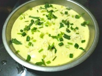 step6: 做法 :

用少少水將黃花魚子浸入 , 慢慢將魚子推出 , 去除包裹魚子的黏膜備用 , 將薑切成蓉備用 , 冰豆腐是在另一個餸菜抽出少部份用 , 將雞蛋打好加入溫水 , ( 比例 - 蛋 1 份對水 1.5 份 ) 即 2 隻蛋就要用 3 隻蛋份量的水 , 打好後再放入薑蓉 , 黃酒 , 胡椒粉 , 少少鹽 , 少少雞粉攪拌好 , 再放入冰豆腐 , 之後用保鮮紙或鍚紙封好 , 放入蒸爐以水滾計 , 蒸 10 分鐘熄火焗多 3 分鐘 , 取出後放上少少蔥花 , 完成 .