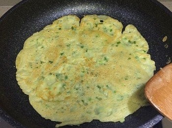 step9: 燒熱平底鍋，烙到蔥油餅兩面金黃熟透即可。