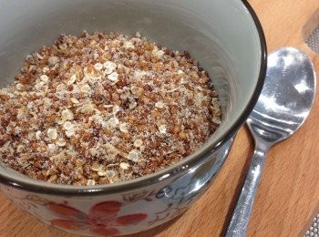 step1: 先將芝麻三色藜麥利用烤香混合