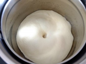 step5: 發酵完成（用手指測試麵糰小洞沒有回縮），排氣取出。