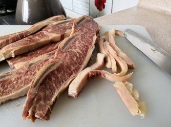 step1: 牛仔骨解凍; 切去過多的脂肪