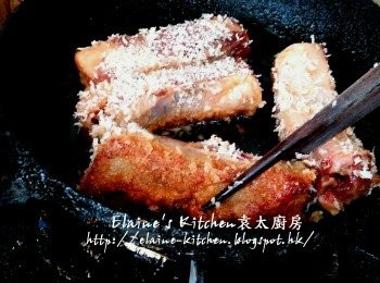 step13: 鑊中加入餘下一半份量蒜頭爆香 , 取出蒜頭 , 放入金沙骨用慢火慢慢煎至兩面金黃色 , 金沙骨上碟時 , 可灑上黑白芝麻或椒鹽即可
