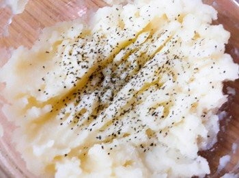step5: 加入3/4小匙的鹽和1匙的黑胡椒粉拌勻