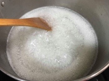 step2: 先將西米浸洗，大火煲滾水後落西米，
大火煮15分鐘，熄火焗20分鐘，所有西米都變透明
 撈起西米沖凍熟水，等西米唔好粘埋一齊，隔水備用