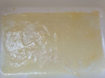 step3: 打好雞蛋，加少許鹽調味，煎成薄蛋皮