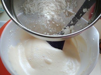 step3: 分2次加入過篩低筋麵粉，用刮刀從下而上輕手攪拌，小心消泡。