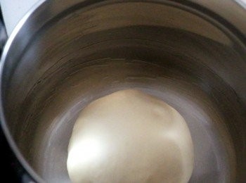step4: 真空煲塗上橄欖油（份量以外），放在爐頭上加熱3秒，放入麵糰，加蓋，放入真空煲中保溫發酵至2倍大。