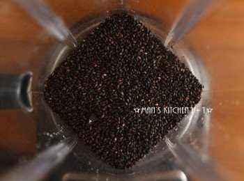 step5: 芝麻粉的部分也是相同，先將黑芝麻打碎後再混入砂糖。