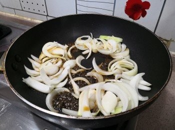 step6: 下2湯匙<span class="group_3">汁料</span>慢火兜炒至洋蔥軟身; (如太乾可下1/2湯匙水)