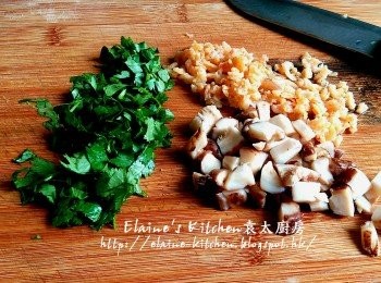 step2: 蝦米切碎 , 冬菇切粒 , 芫茜切碎