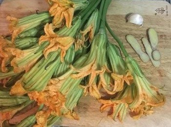 step1: 新鮮南瓜花，如果梗折不斷，那就只取花梗和花即可。
將蒜拍扁去皮後切成蒜末；薑切細絲；蔥切斷。