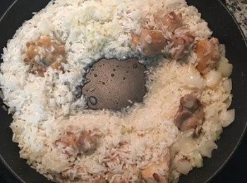 step8: 倒入洗好的米略炒後轉小火，中間撥出空間；