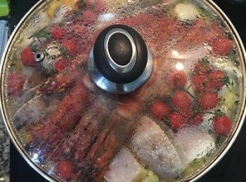 step13: 蓋鍋蓋，中大火煮滾後轉小火煮約15-20分鐘，煮到蛤蜊打開了，米飯熟透，水份煮的差不多了即可。