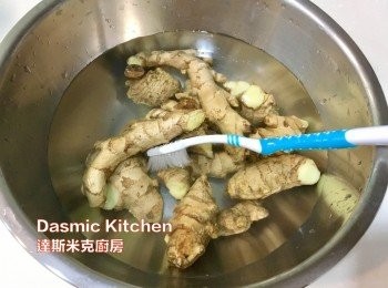 step1: 把生薑徹底清洗乾淨（用牙刷輔助刷除泥土！）
