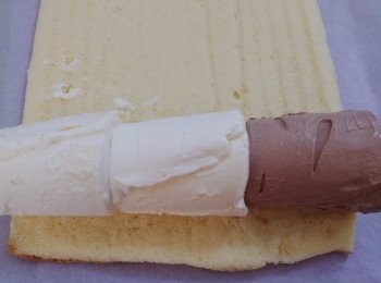 step7: 用脫模刀整個雪糕取出排上蛋糕上，用牛油紙卷好後放回冰箱雪硬少少。