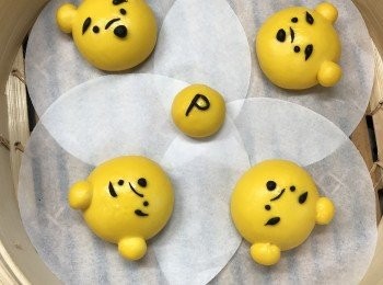 step8: 如單做Pooh Pooh 頭， 每一個饅頭份量如下（此照片為造型後發酵前）：

黃色 - 頭 - 50克
黃色 - 耳 - @2克 x 2
黑色 - 眼、鼻、眉 - 適量