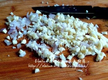 step1: 蒜頭 , 乾蔥頭分別去衣後切粒