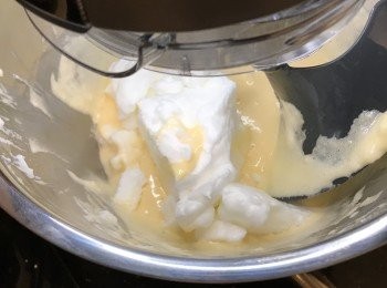 step6: 轉用Folding Tool，先將1/2蛋白霜放入蛋黃糊內，用慢速打至融合（約30秒），將餘下1/2蛋白霜放入蛋黃糊內，重覆以上步驟