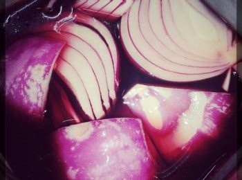 step2: 準備個乾淨的玻璃瓶，先放入切好的洋蔥再倒入紅酒，加入洋蔥皮效果會更好，瓶口密封放陰涼的地方，一個星期后，過濾紅酒，洋蔥紅酒分邊放，擺入雪櫃冷藏