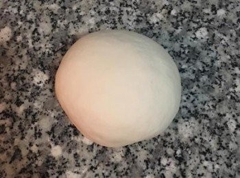 step7: 鬆弛好的麵糰直接倒出來工作檯上壓揉，雙手邊壓邊揉，不到三分鐘麵糰就很光滑，揉到三光的麵糰可以略微收圓。