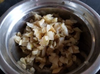step4: 炸菜可買包裝或散裝，將炸菜稍為浸水，20 分鐘再搾乾水份切粒備用