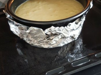 step5: 將芝士糊倒入餅模內，放入已預熱180°c焗爐焗45 mins(底盤加入熱水，用蒸焗方法)