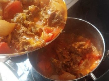 step13: 把已炒好材料轉到Thermos真空煲的內鍋，再放入備用的西蘭花，並用中火煮沸。