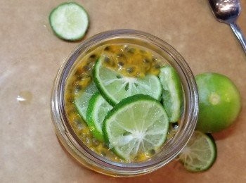 step3: 將青檸放入玻璃瓶內。