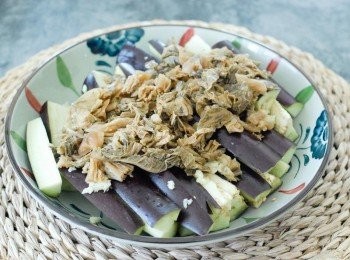 step3: 再加上梅菜，用大火蒸7-8分鐘，最後淋上調味料、灑上蔥花即成！