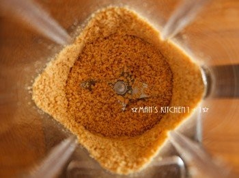 step4: KitchenAid鑽石級果汁機大概6、7秒就把花生打成細碎的花生粉了，這時候再混入砂糖拌勻即可。